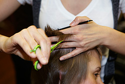Friseur beim Schneiden